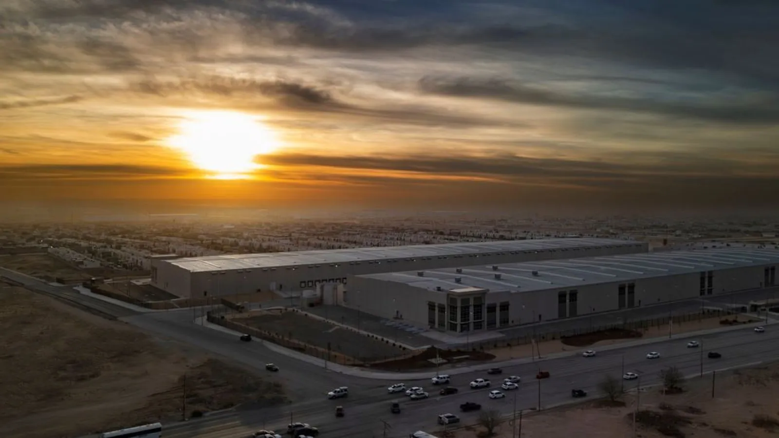 Vista aérea de un complejo industrial al atardecer