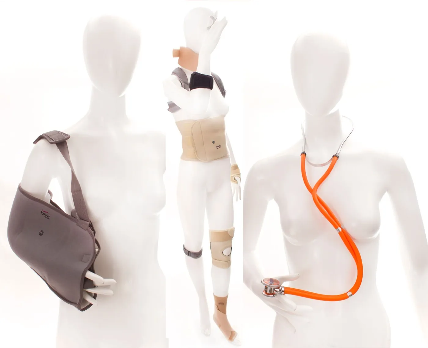 Bodegón de producto: accesorios médicos sobre maniquíes en fondo blanco