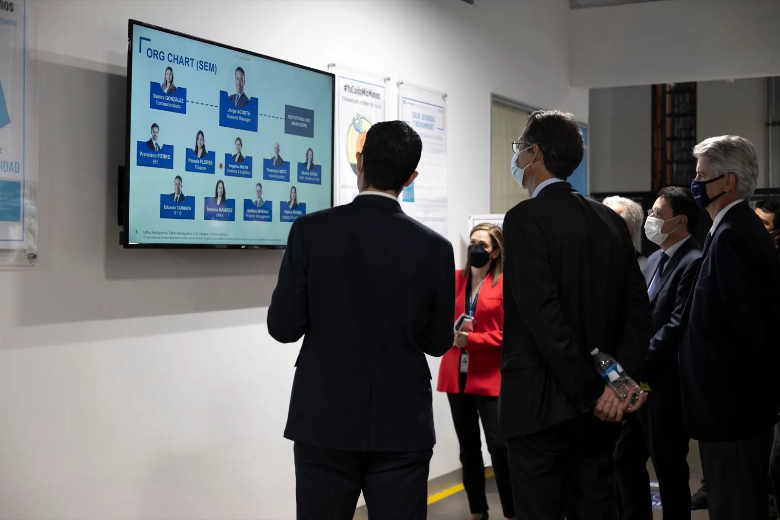 Recorrido de directivos durante una visita a planta
