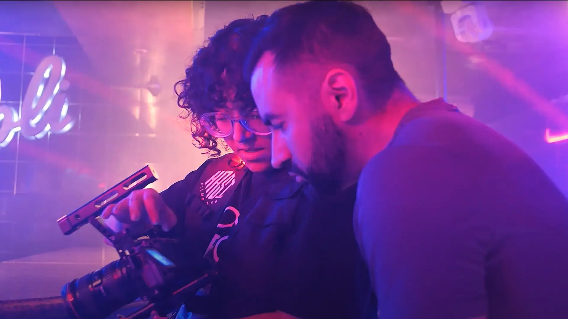 Crew de Hasi Films operando cámara en un rodaje